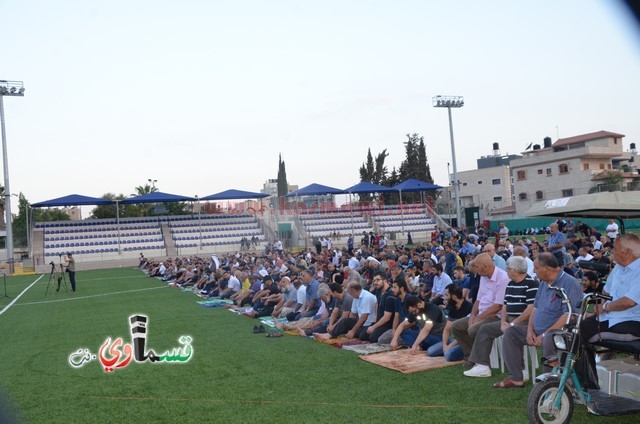 فيديو : المئات يؤدون صلاة عيد الأضحى والرئيس عادل بدير والأهالي يتصافحون ويهنئون ويعم السرور كل الحضور